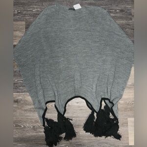 BNWT Vince Camuto Gray & Black Knit Poncho with Tassels - One Size